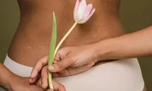 Delikatne rozstępy na plecach, ukryte za pąkiem tulipana.