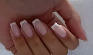 Eleganckie french paznokcie kwadratowe wzory. Delikatny róż i biel tworzą klasyczny, ponadczasowy look.