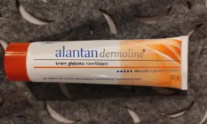 Krem Alantan Dermoline głęboko nawilża, idealny do pielęgnacji skóry suchej i podrażnionej. Zawiera mocznik i d-pantenol.