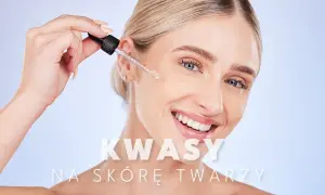 Kobieta aplikuje kroplę serum z kwasami na skórę twarzy, uśmiechając się.