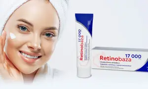 Uśmiechnięta kobieta z ręcznikiem na głowie aplikuje krem. Retinobaza 17000 krem na co pomaga? Wygładza, rewitalizuje i redukuje niedoskonałości.