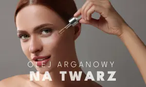 Kobieta aplikuje olejek arganowy na twarz. Zobacz niesamowite efekty nawilżenia i odmłodzenia skóry.