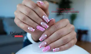 Dłonie z pięknym french manicure hybrydowym w różowe kropki. Klasyka w nowoczesnym wydaniu.