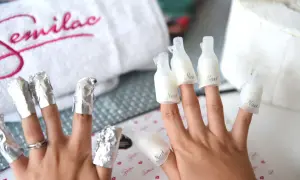 Zdejmuję paznokcie hybrydowe. Na jednym dłoni mam klipsy z acetonem, na drugiej folie aluminiowe.