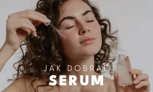 Kobieta z kręconymi włosami aplikuje serum na twarz. W dłoni trzyma buteleczkę, a pipetą nakłada kroplę kosmetyku. Tekst: "JAK DOBRAĆ SERUM".