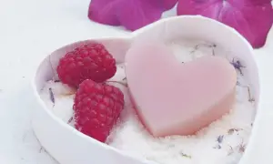 Serce z różowej mydła, maliny i kąpielowa sól z dodatkiem caprylic/capric triglyceride.