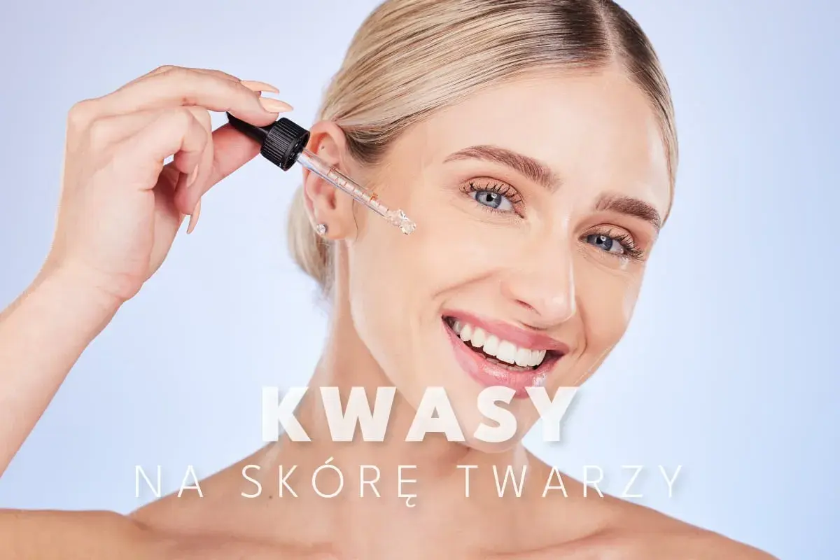 Kobieta aplikuje kroplę serum z kwasami na skórę twarzy, uśmiechając się.