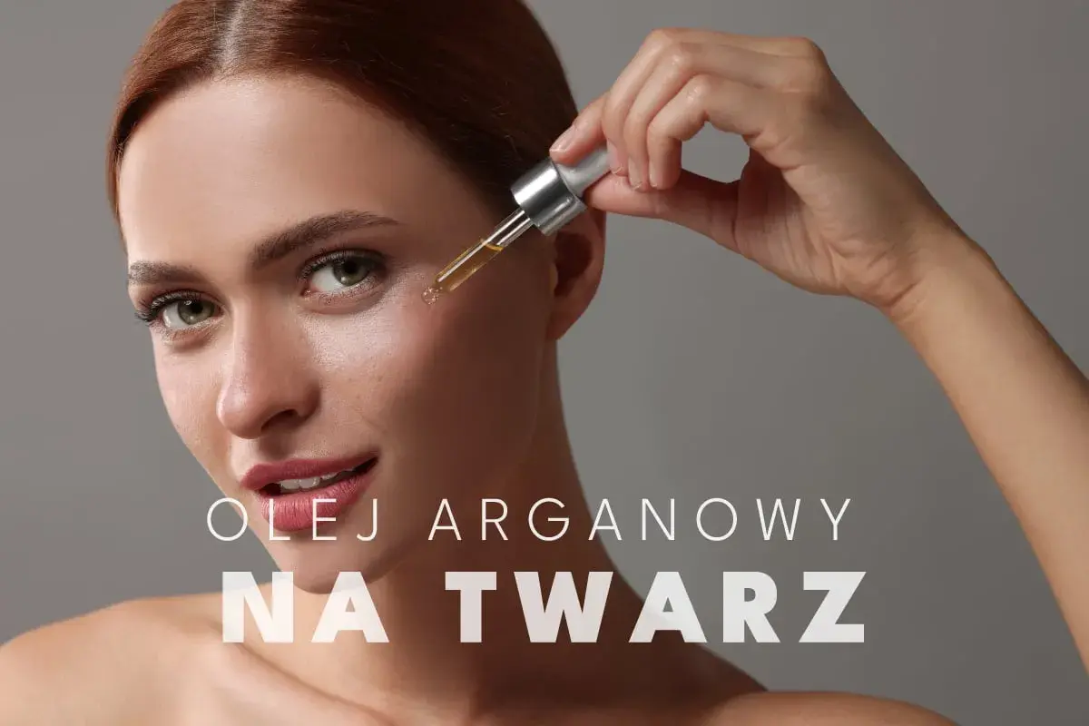 Kobieta aplikuje olejek arganowy na twarz. Zobacz niesamowite efekty nawilżenia i odmłodzenia skóry.
