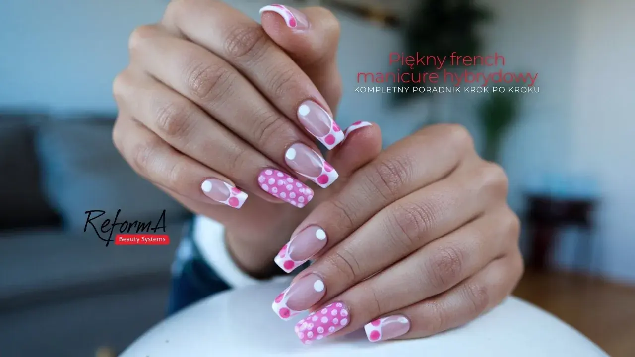Dłonie z pięknym french manicure hybrydowym w różowe kropki. Klasyka w nowoczesnym wydaniu.