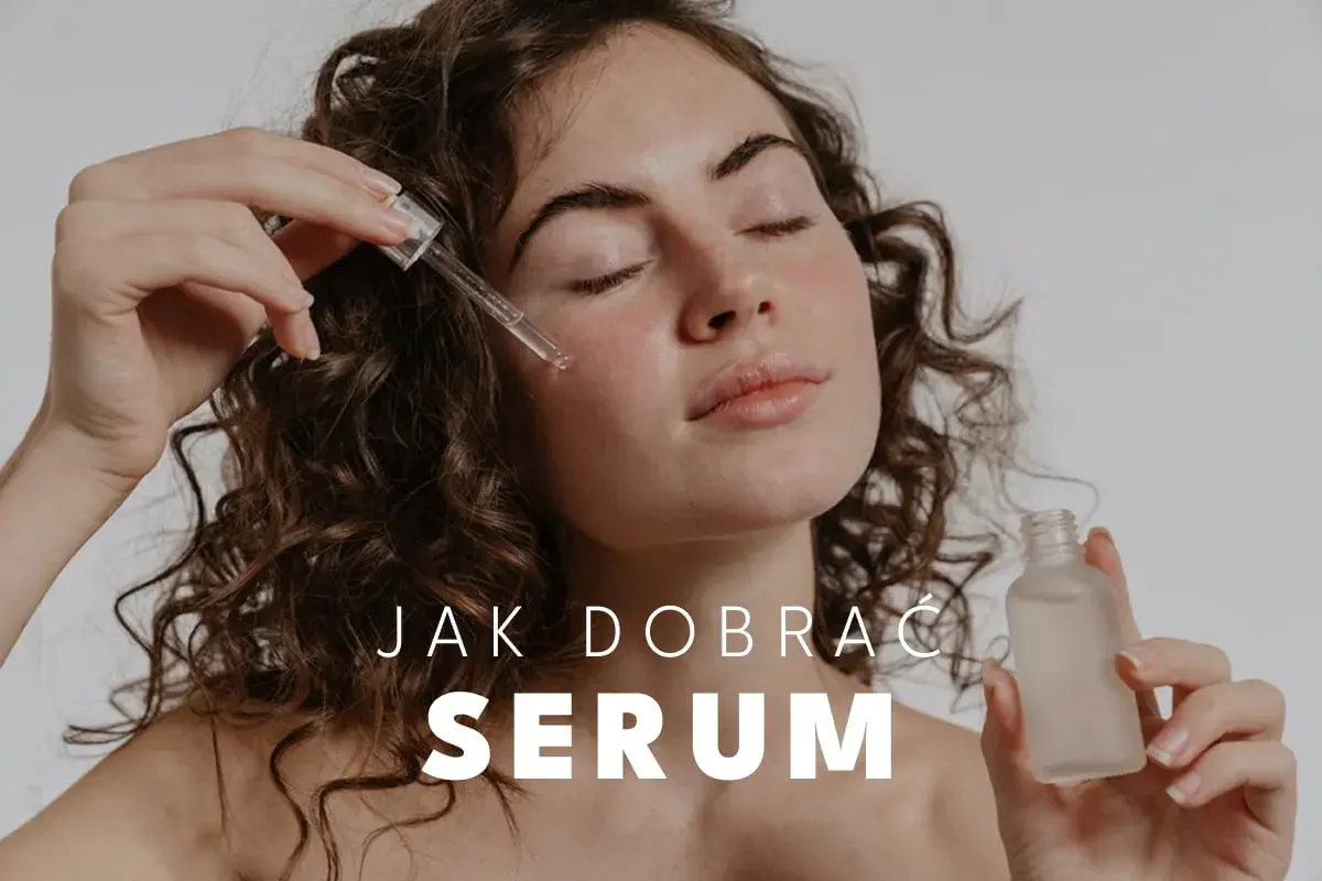 Kobieta z kręconymi włosami aplikuje serum na twarz. W dłoni trzyma buteleczkę, a pipetą nakłada kroplę kosmetyku. Tekst: "JAK DOBRAĆ SERUM".