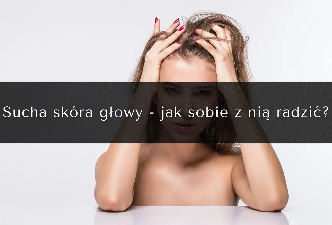 Kobieta z dłońmi we włosach, zmagająca się z problemem sucha skóra głowy.